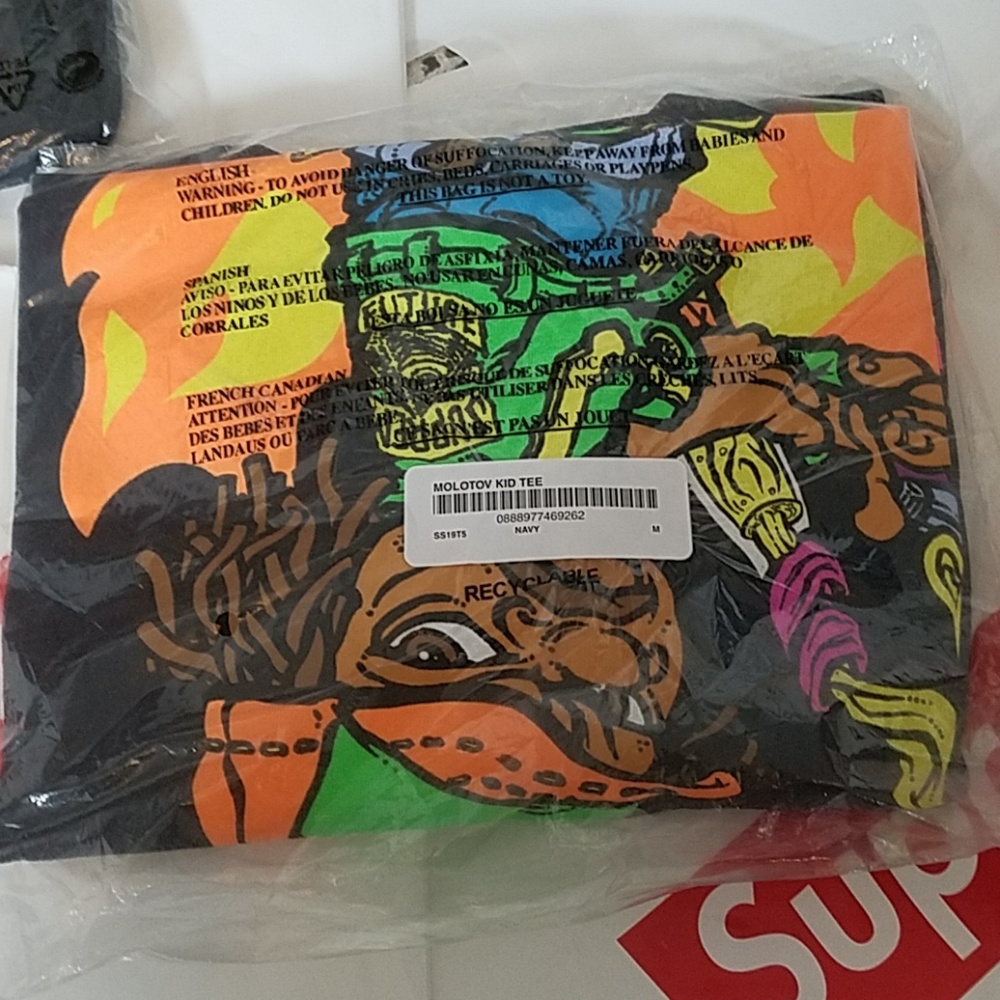 Supreme - Picture 4 of 4